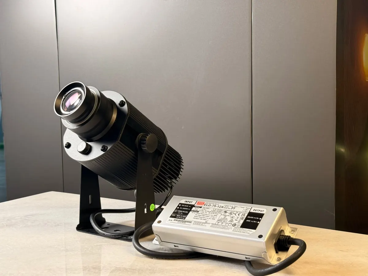 Projecteur gobo LED MG-M 50 W / 100 W MEGALIGHT – projecteur avec son alimentation, en stock au Maroc