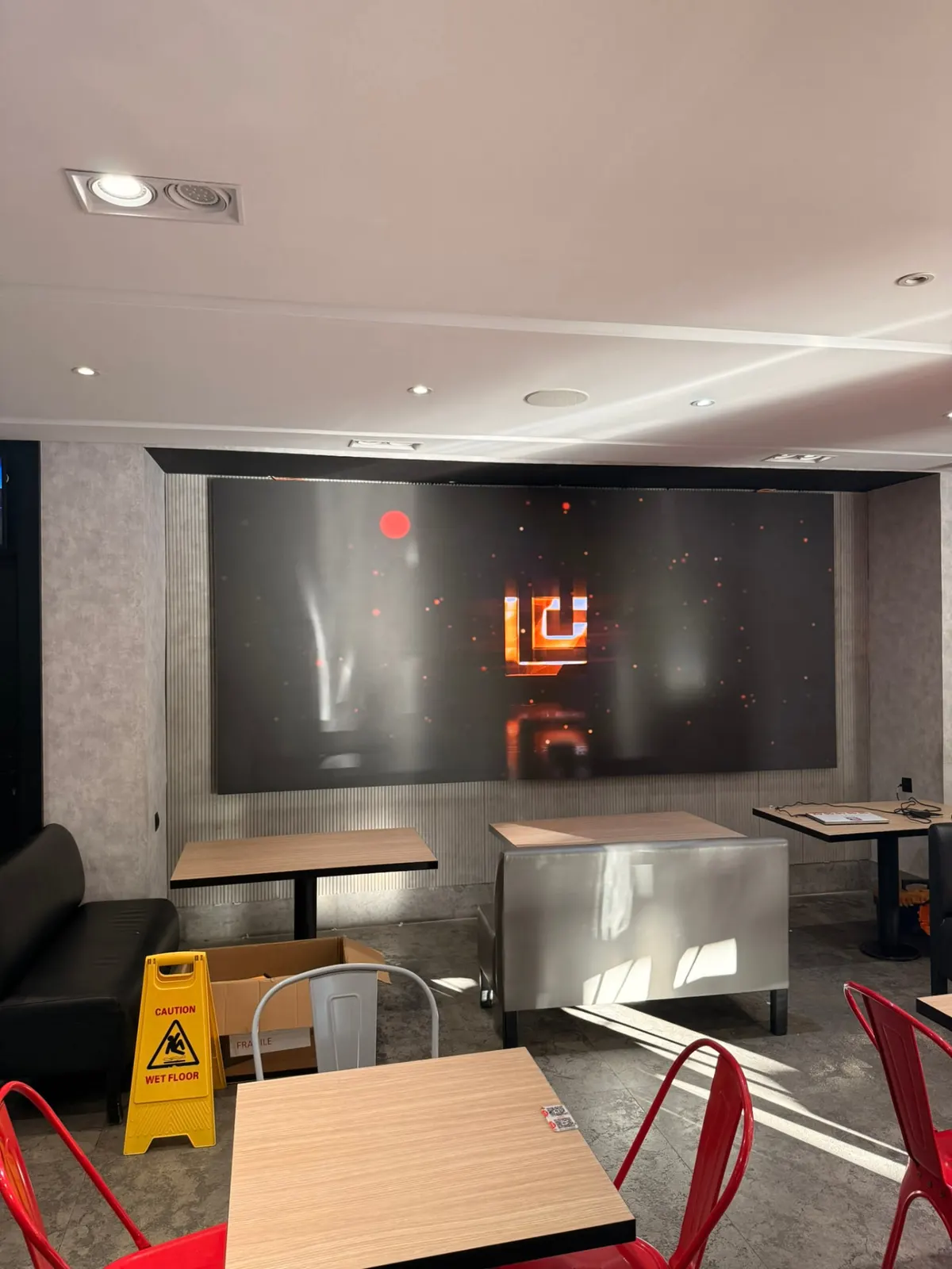 Écran géant LED intérieur (mur LED) MEGALIGHT – mur LED en café, en stock au Maroc