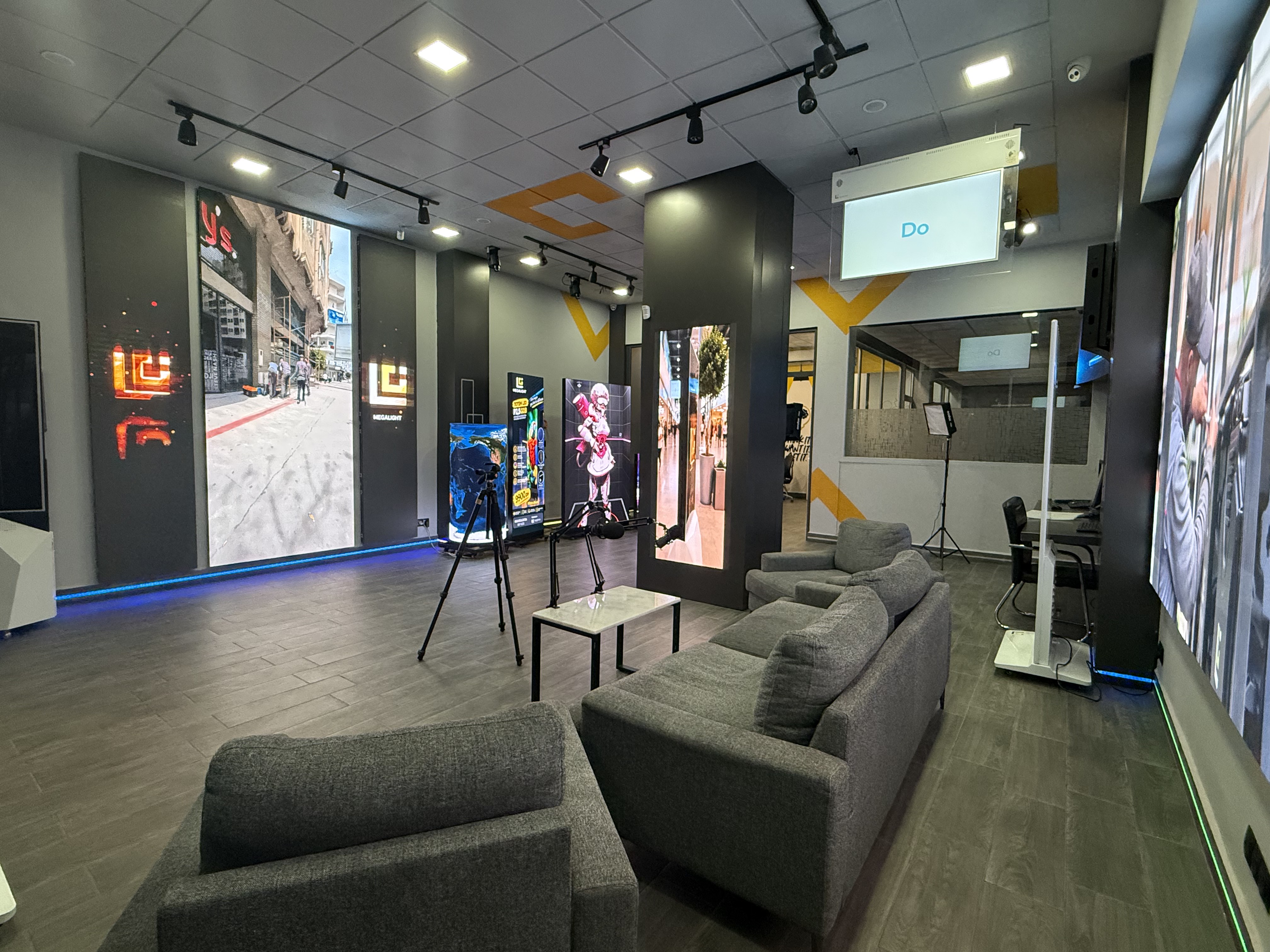 Showroom BL Plus à Tanger, murs d'images et totems LED allumés