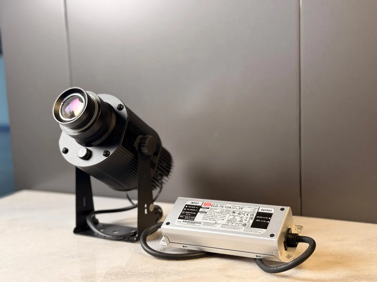 Projecteur gobo LED MG-M 50 W / 100 W MEGALIGHT – projecteur et alimentation, autre angle, en stock au Maroc