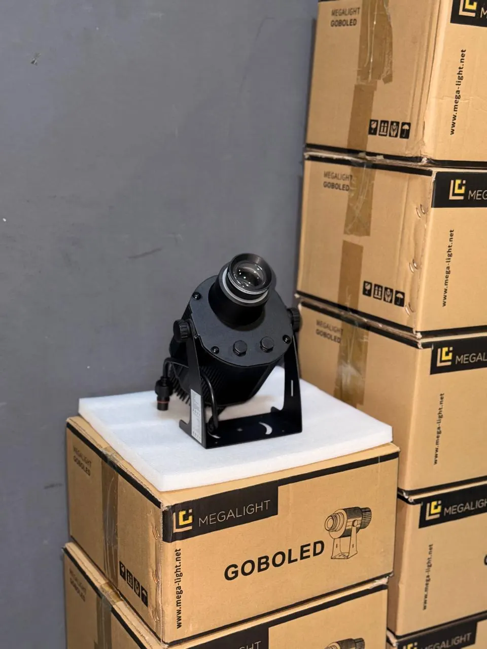 Projecteur gobo LED MG-J 50 W / 100 W MEGALIGHT – projecteur en stock dans son carton, en stock au Maroc