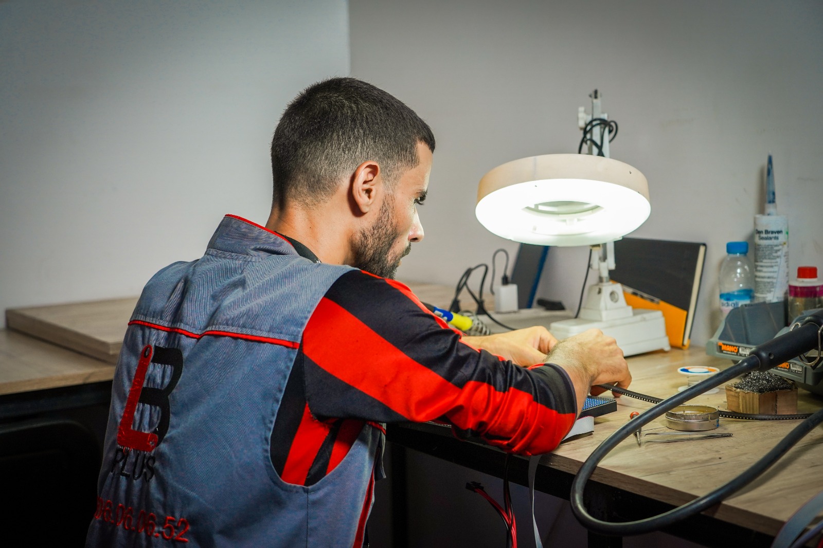 Technicien BL Plus en atelier SAV sur un module LED