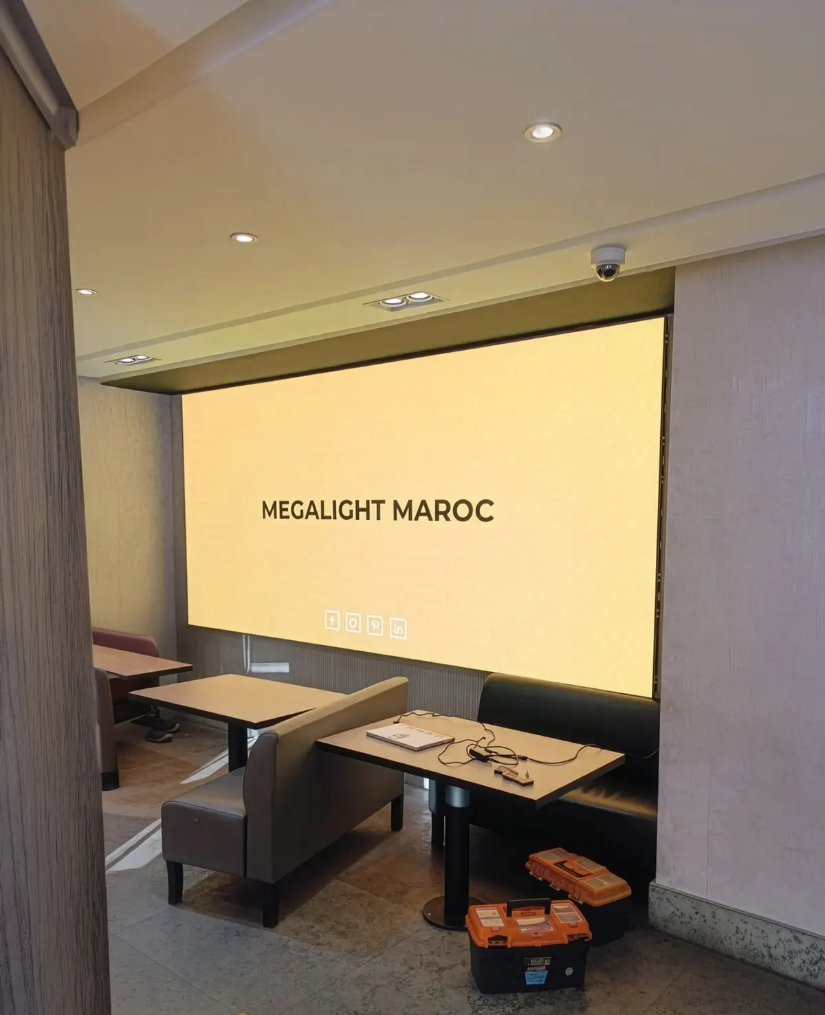 Écran géant LED intérieur (mur LED) MEGALIGHT – mur LED allumé en salle, en stock au Maroc