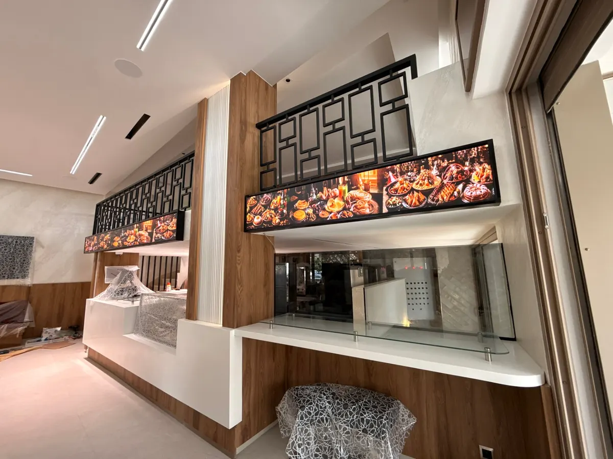 Écran géant LED intérieur (mur LED) MEGALIGHT – bandeaux LED au-dessus d'un comptoir, en stock au Maroc