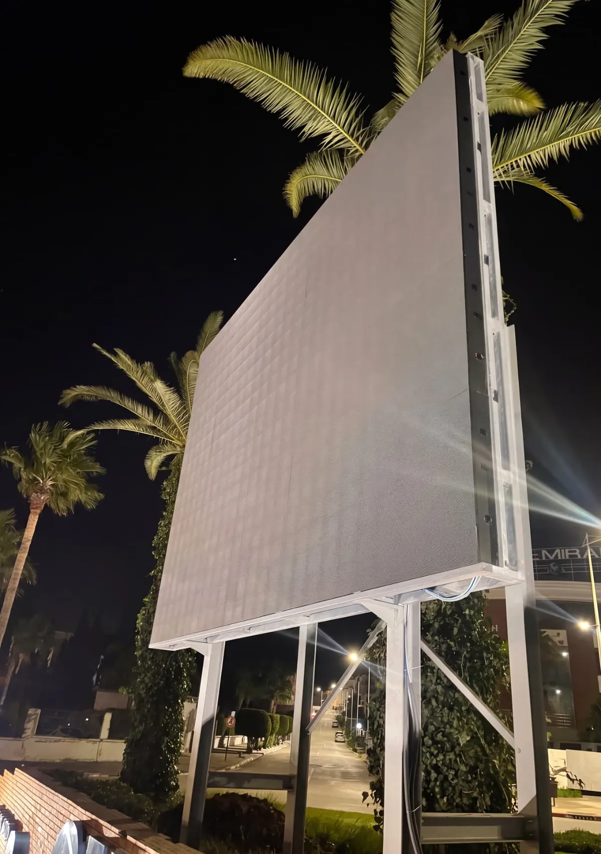 Écran géant LED extérieur MEGALIGHT – panneau LED sur pied de nuit, en stock au Maroc