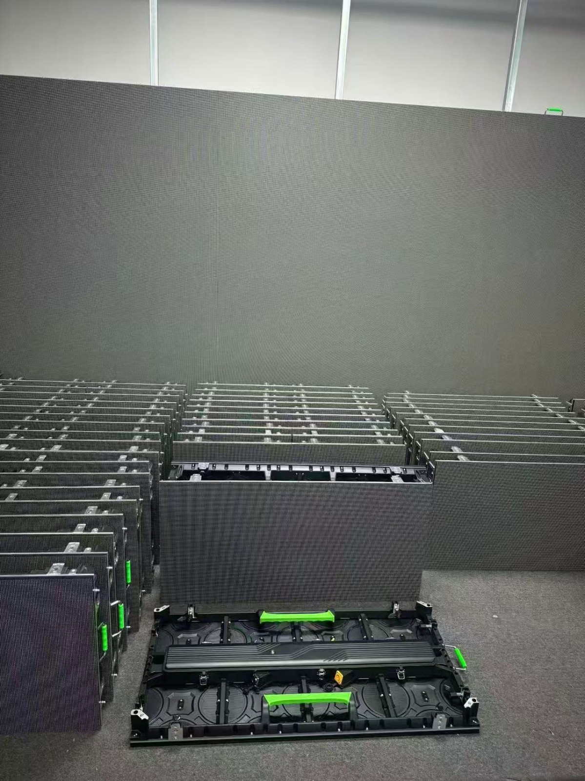 Stock BL Plus : cabinets et modules LED en atelier